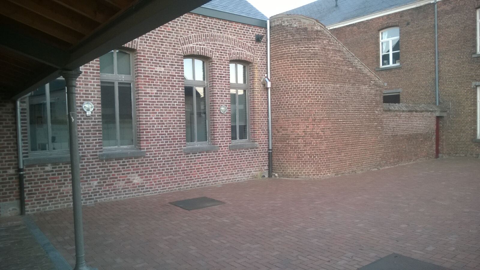 Binnenkoer aan de ingang