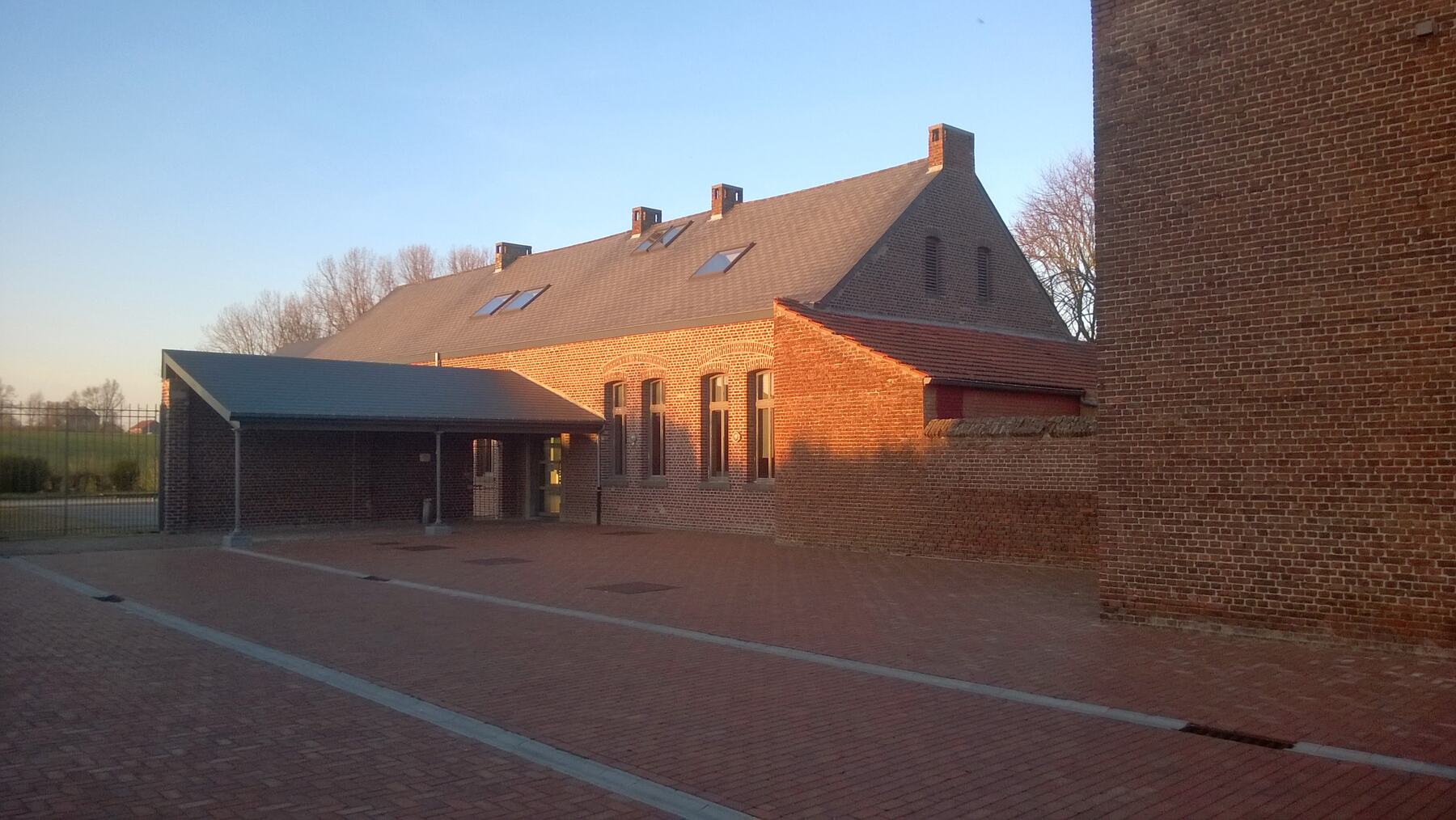 Het ontmoetingscentrum met de overdekte ingang