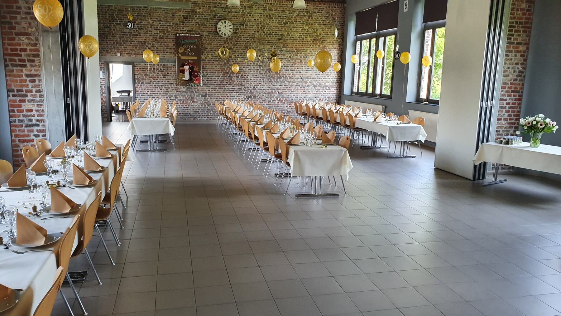 Feestzalen A en B samen, gedekt voor een feest