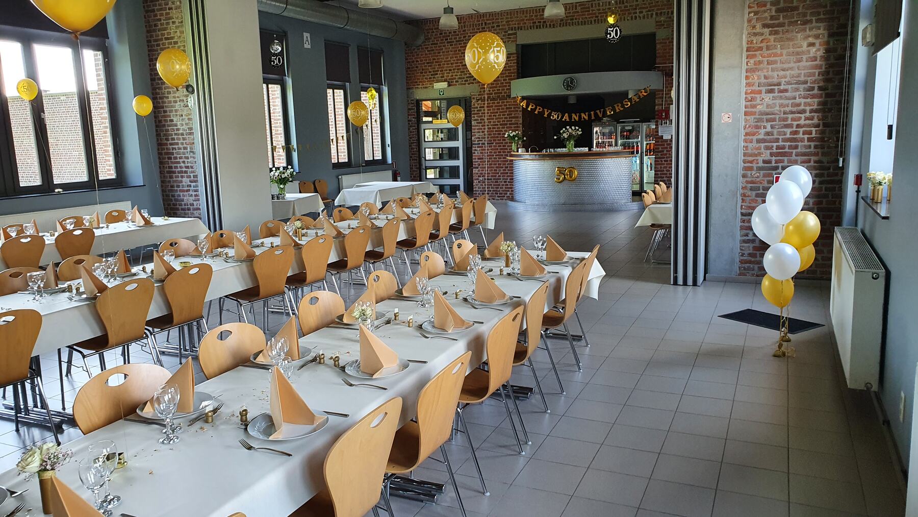 Feestzalen A en B gedekt voor een feest