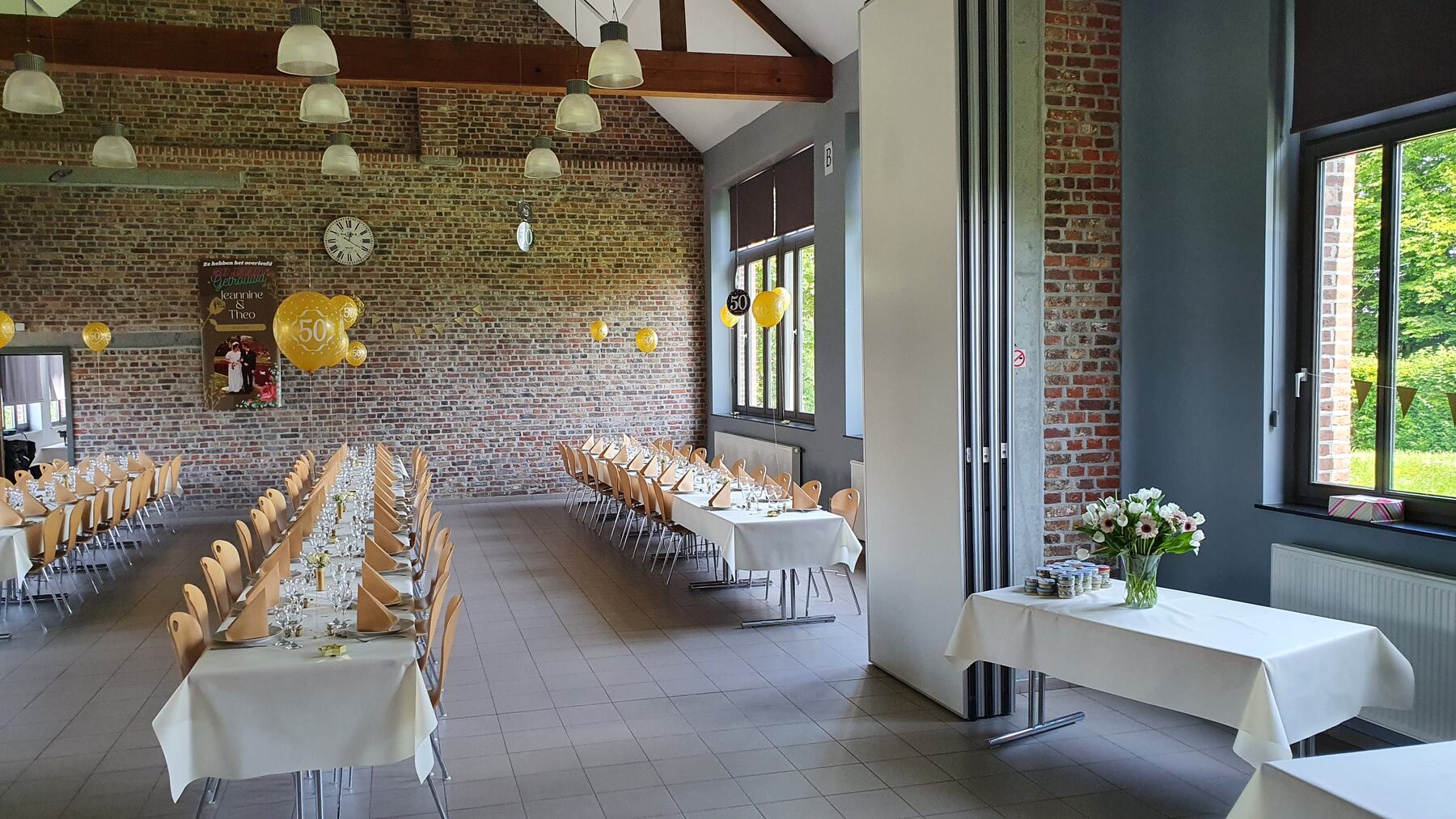 Feestzaal met houten balken en bakstenen muur