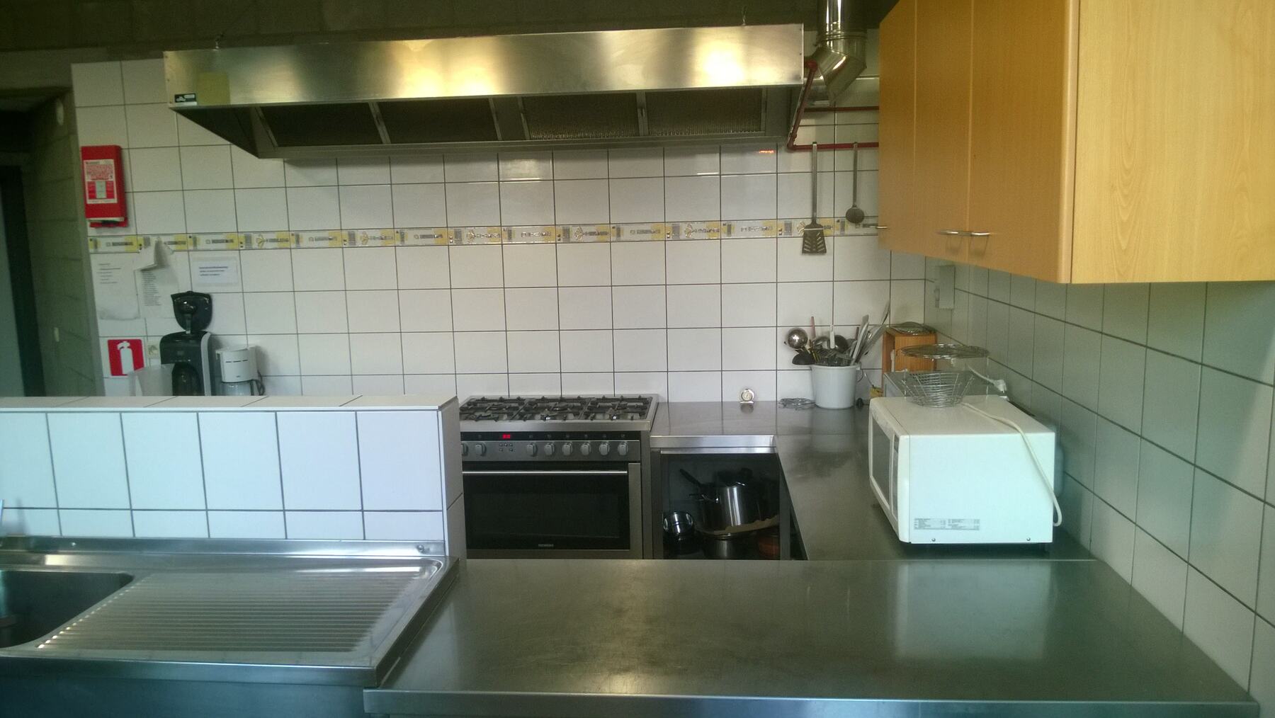 Keuken met fornuis en werkbanken