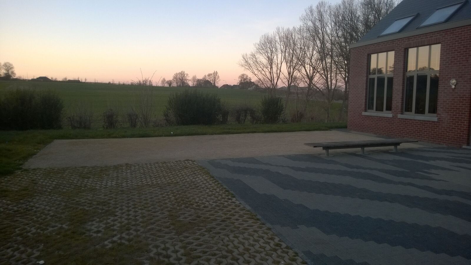 Petanquebaan en terras naast het gebouw
